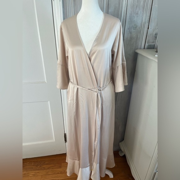 Plum Pretty Sugar Other - PLUM PRETTY SUGAR cream robe kimono flutter sleeve XS/S bridal wedding boudoir